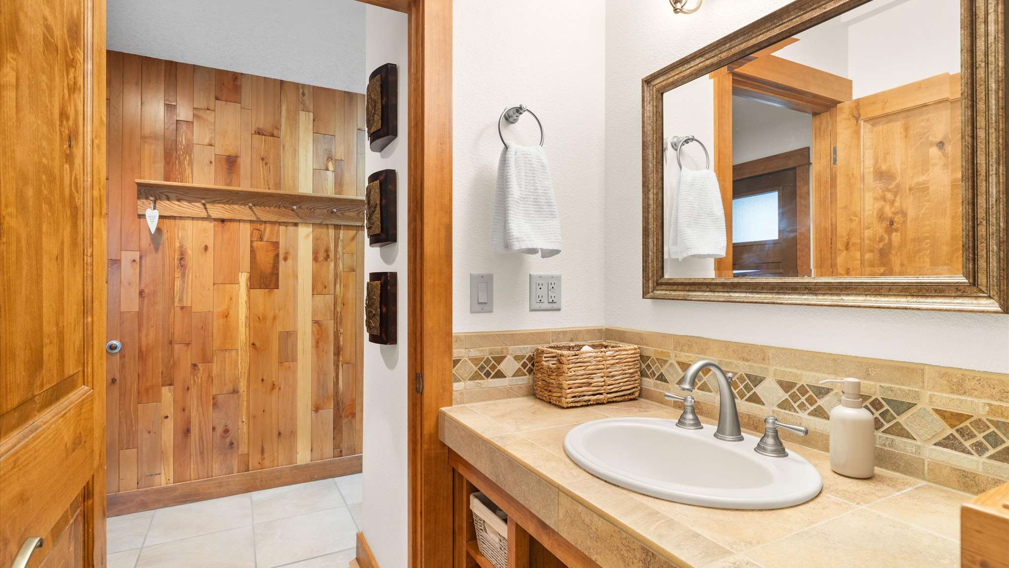 Beautiful tiled full bathroom. 
