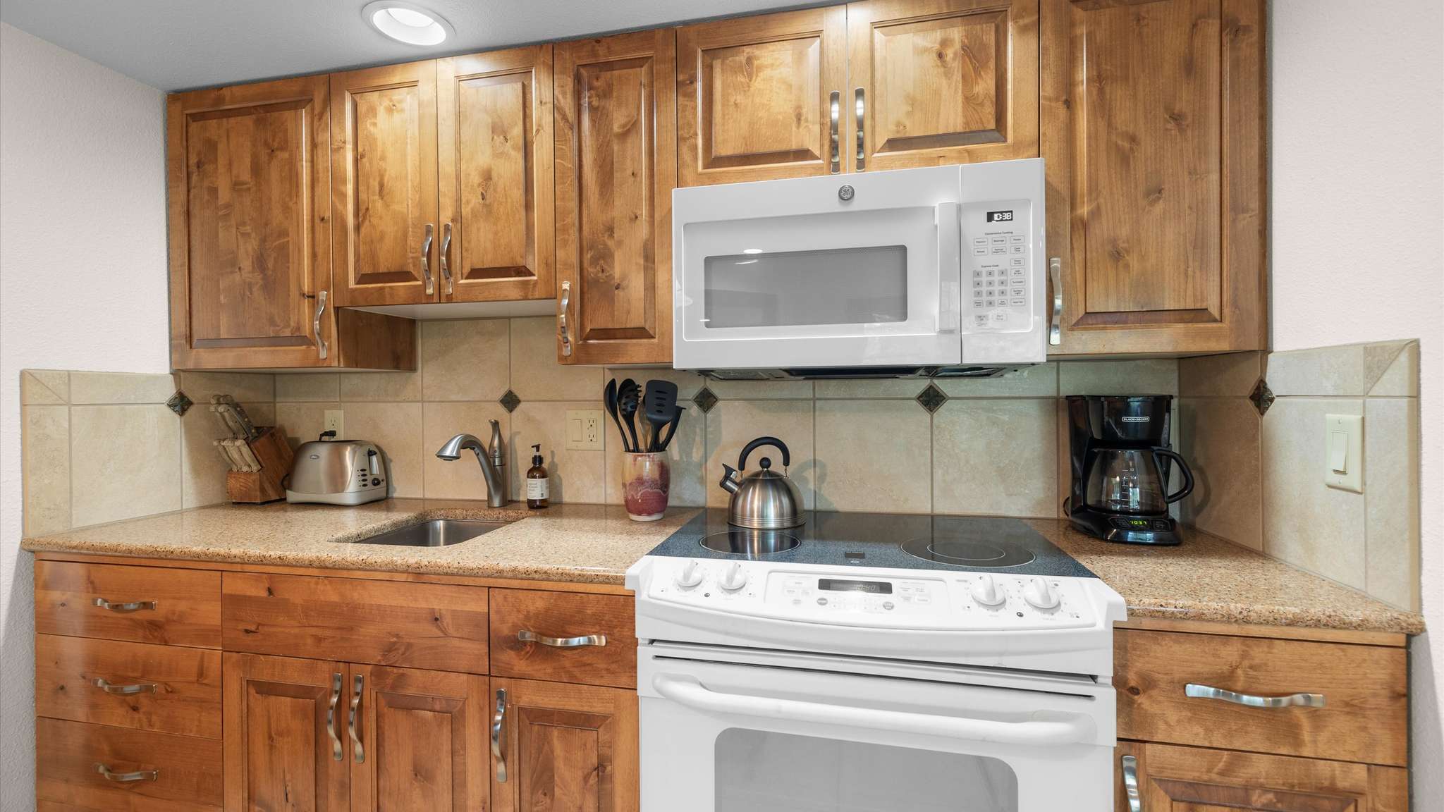 Fully equipped kitchen.