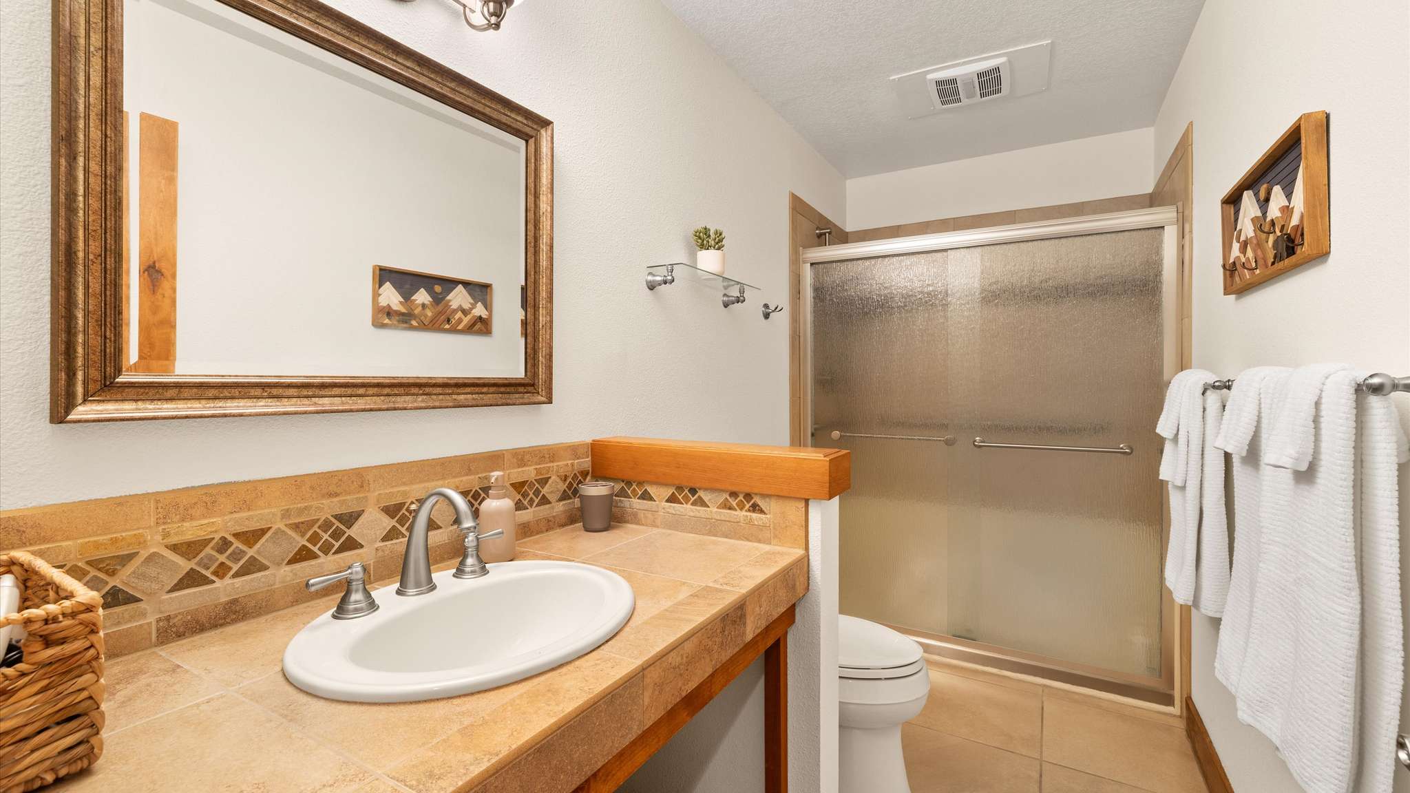Gull bathroom with shower. 