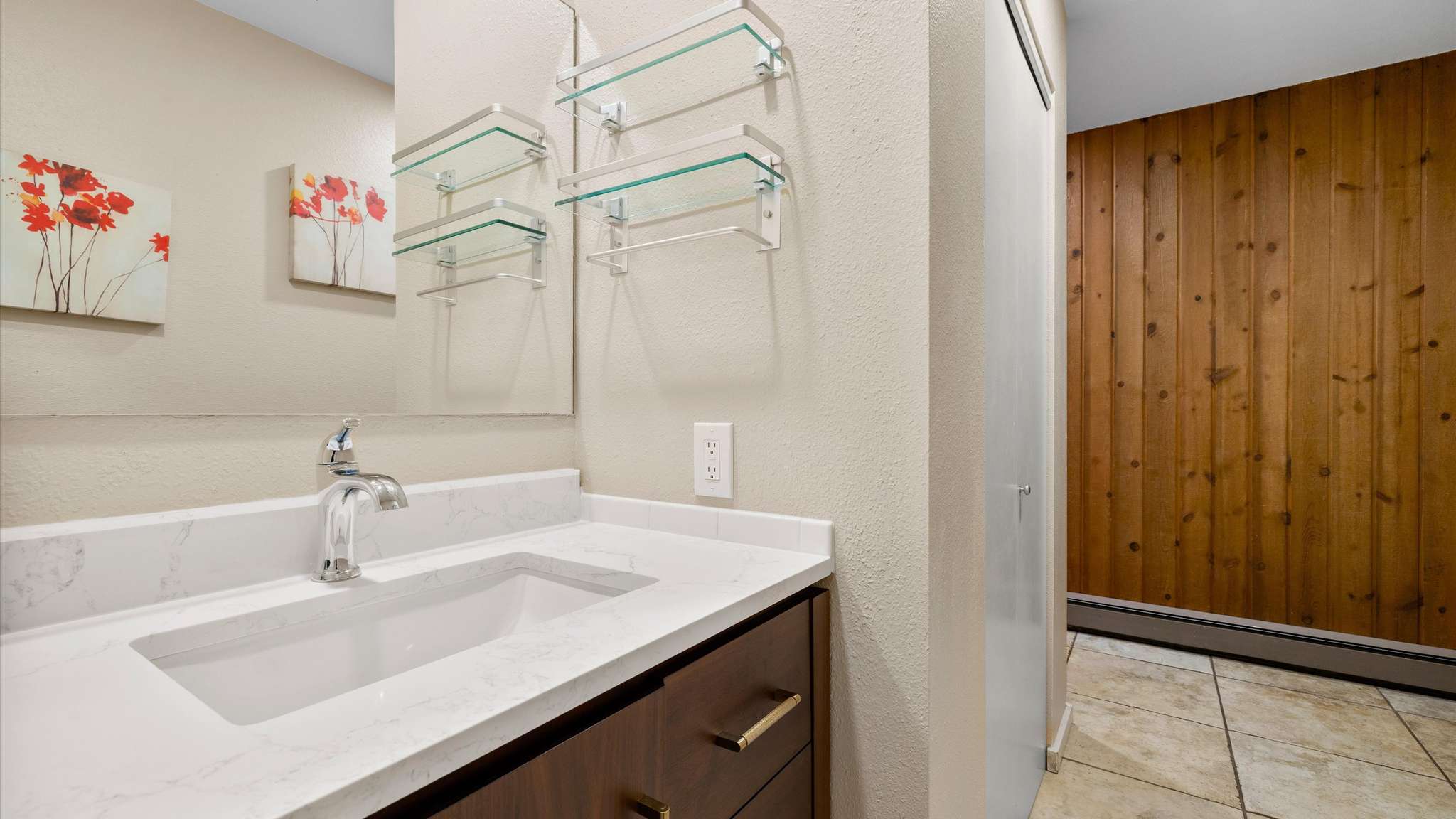 newly remodeled full bath. 