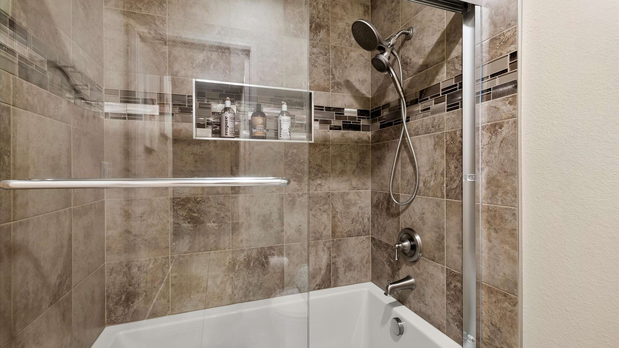 Newly remodeled full bath. 