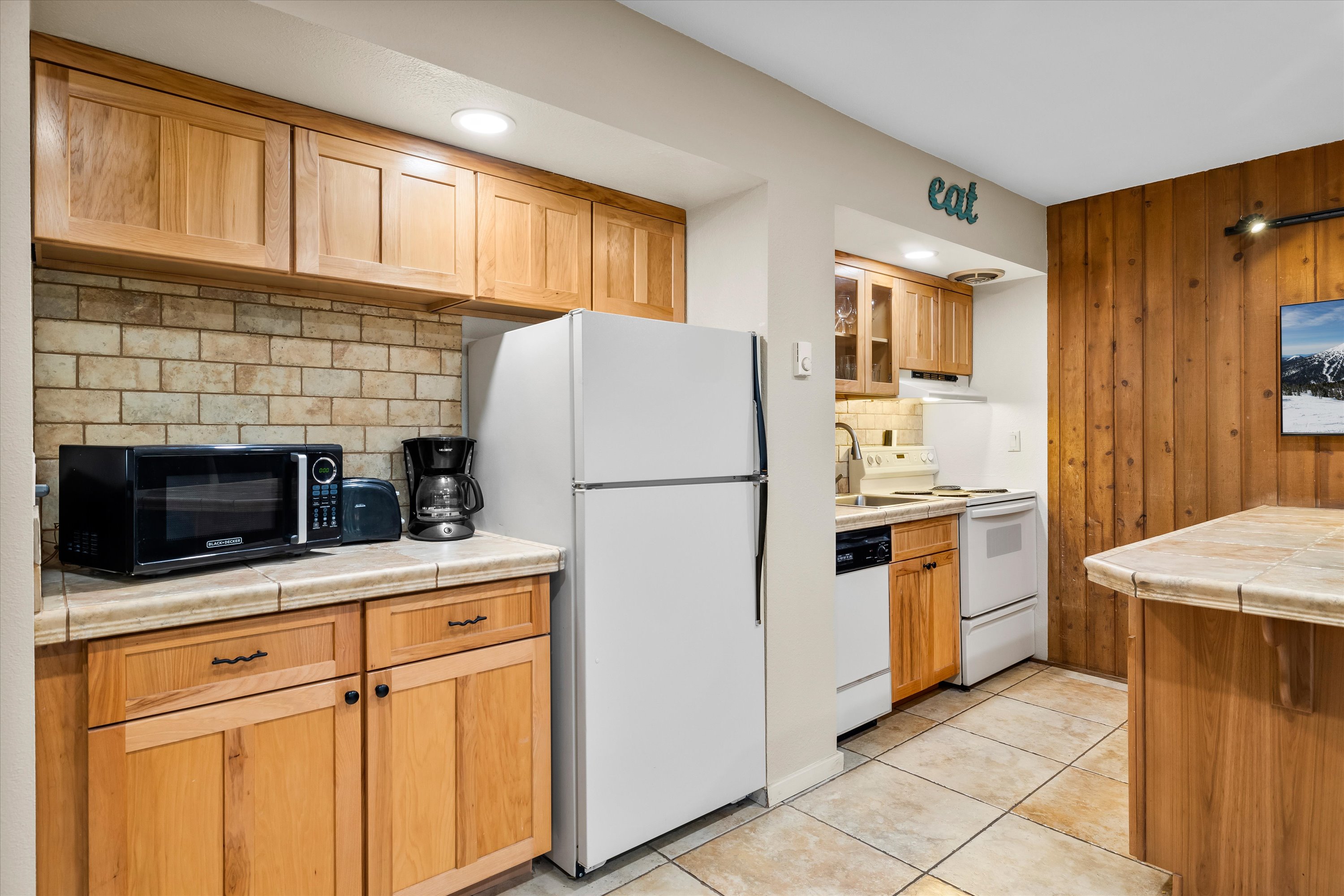Fully equipped kitchen.