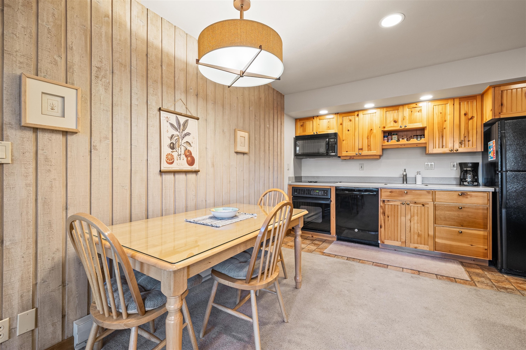 Dining table that its 4 people. 