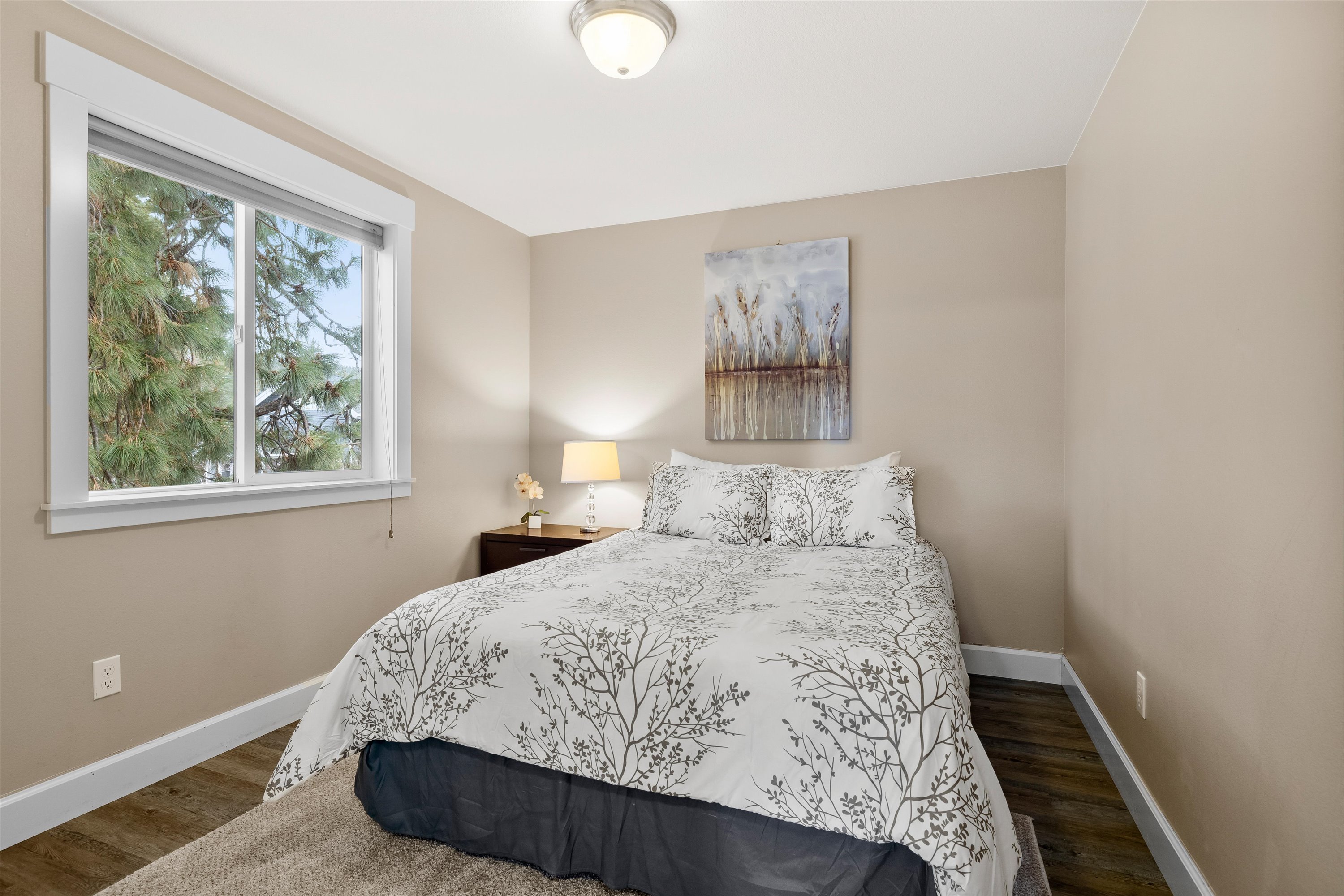 Queen guest bedroom (located upstairs).