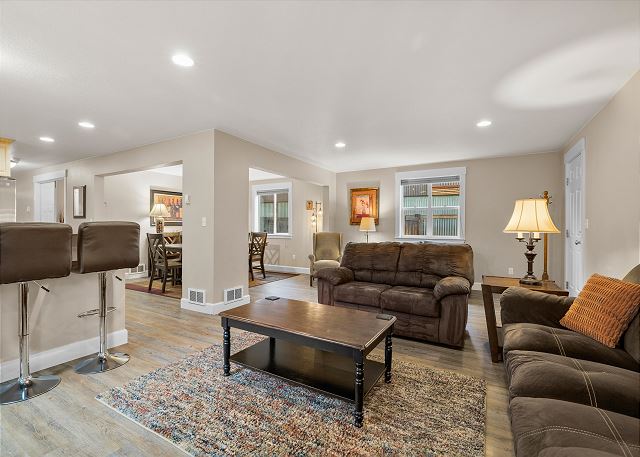 New! NW Bend Home | Private Hot Tub | Walk to Downtown 9