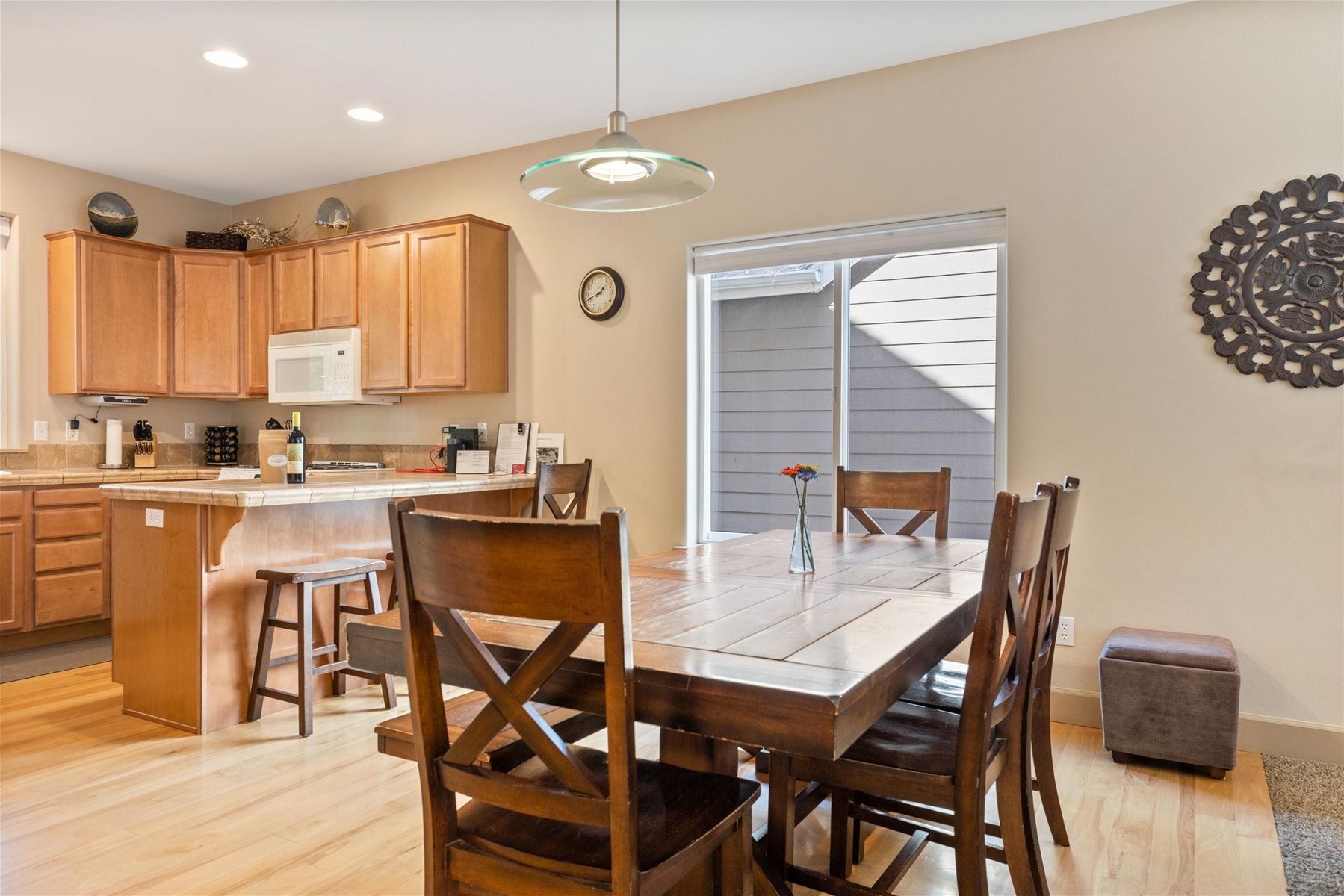 Gather comfortably with dining table space for 6 guests and bar seating for 2. 