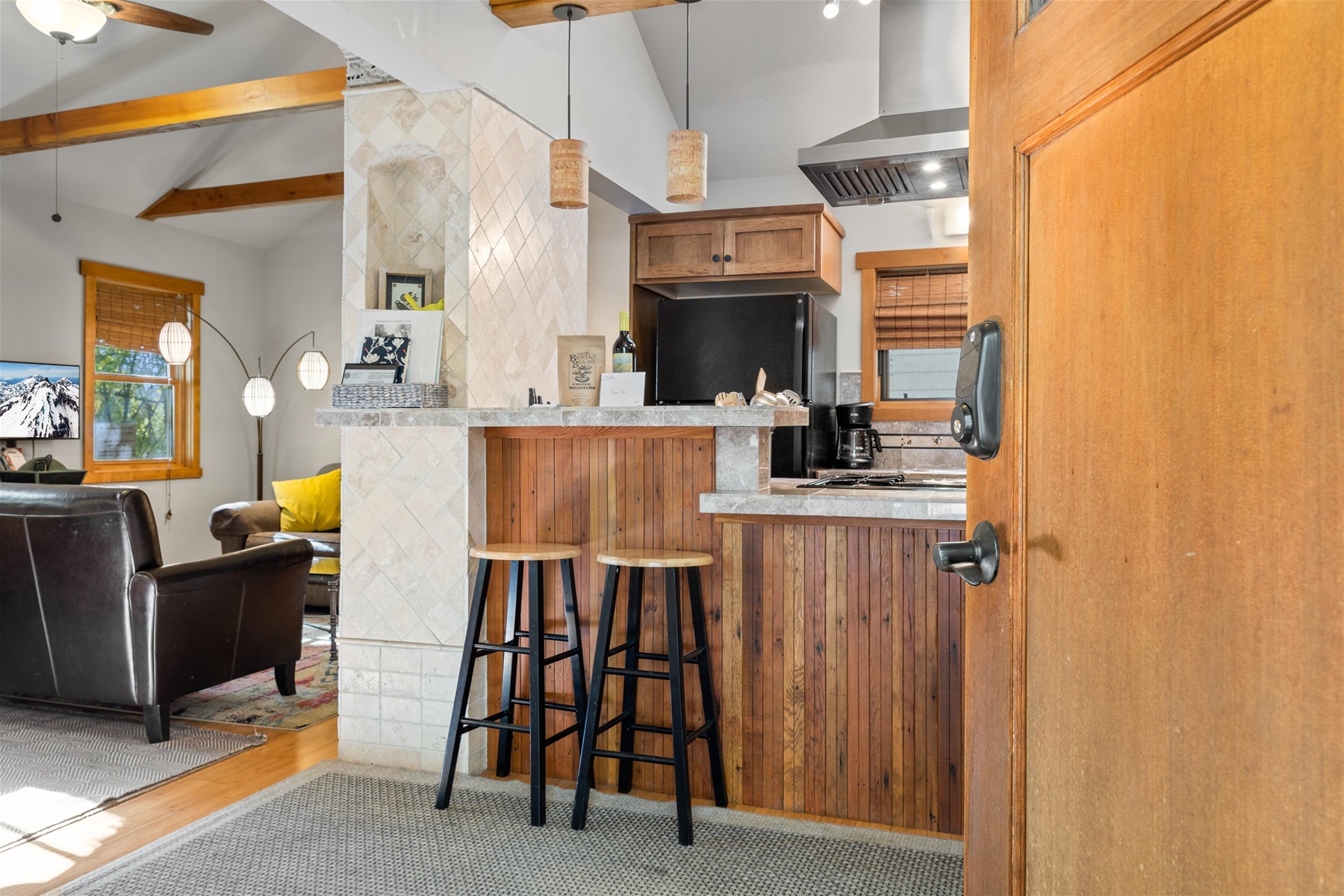 Breakfast bar for two, fully equipped kitchen. 