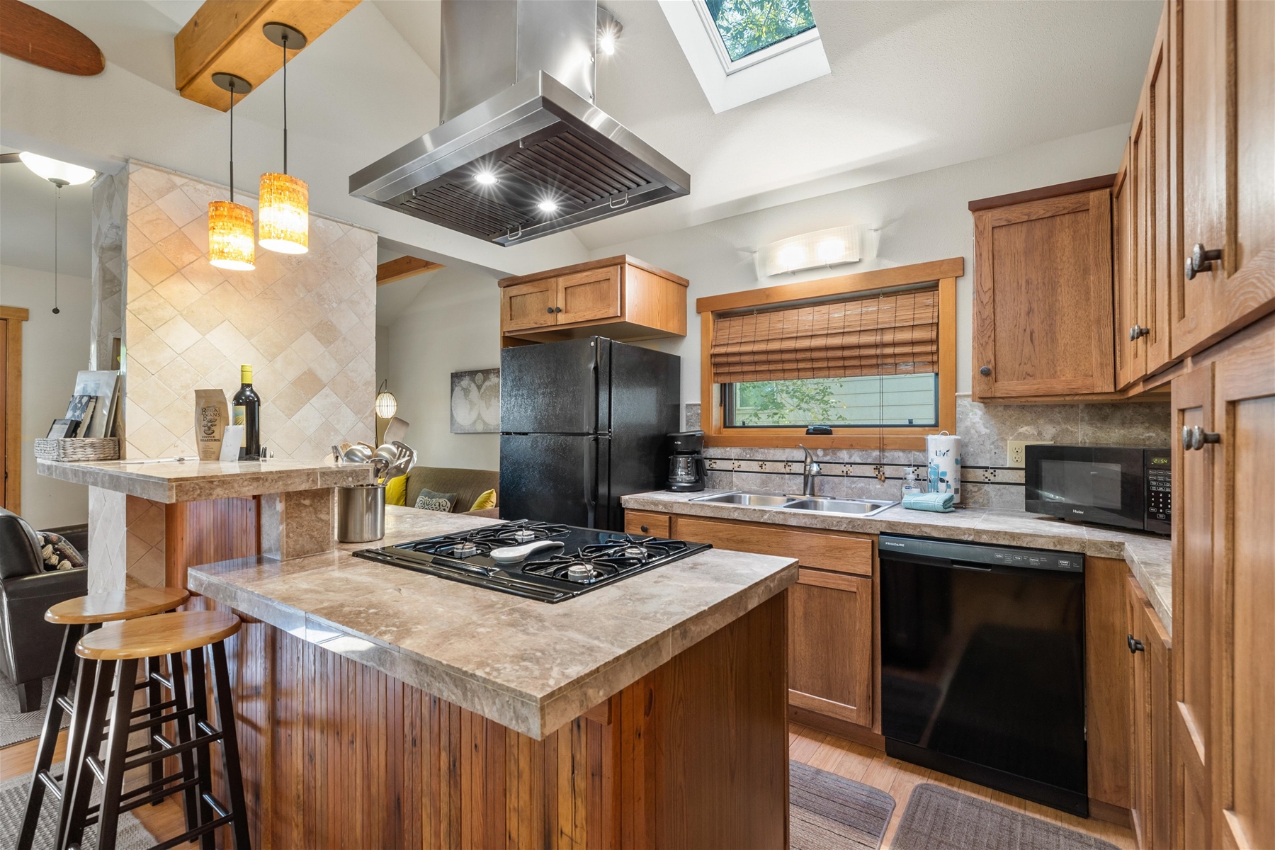 Breakfast bar for two, fully equipped kitchen. 