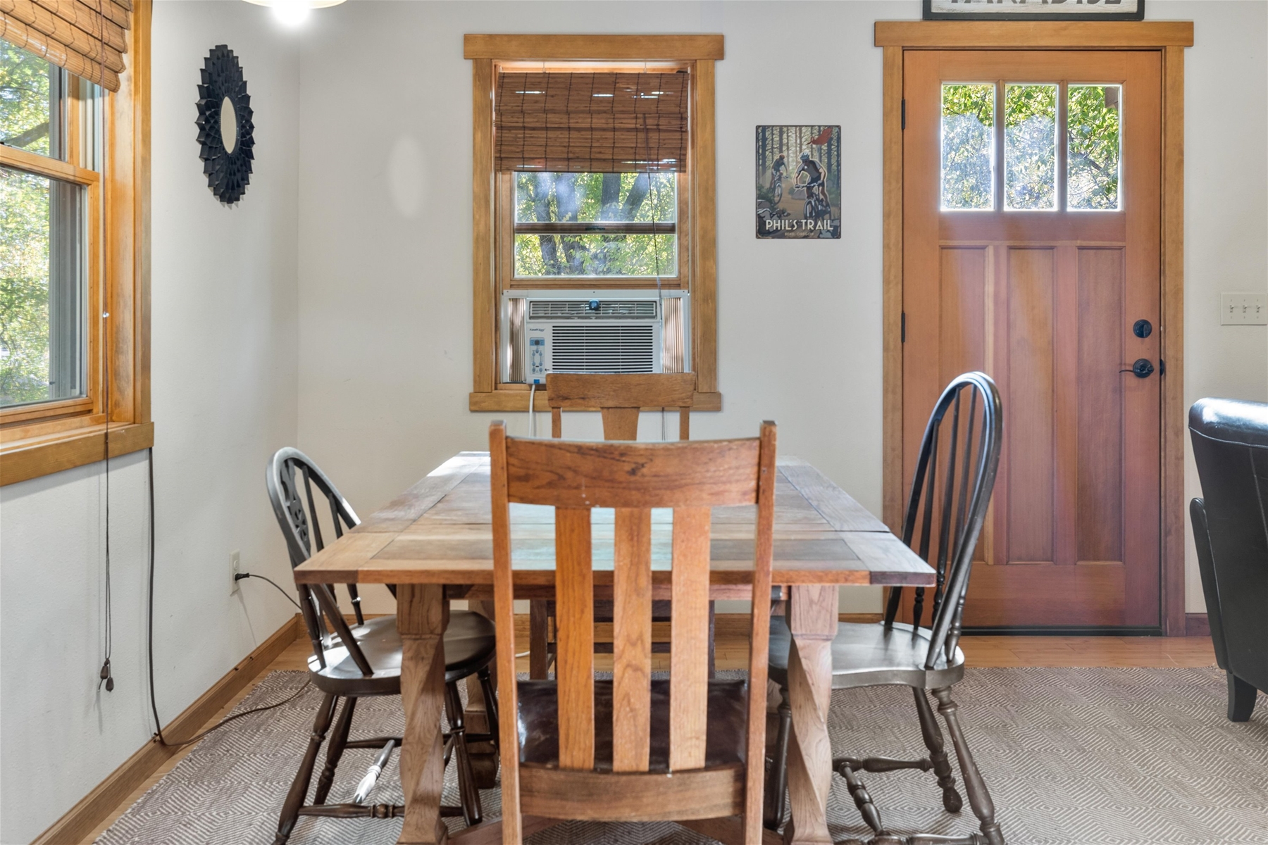 Dining seating for 4. 