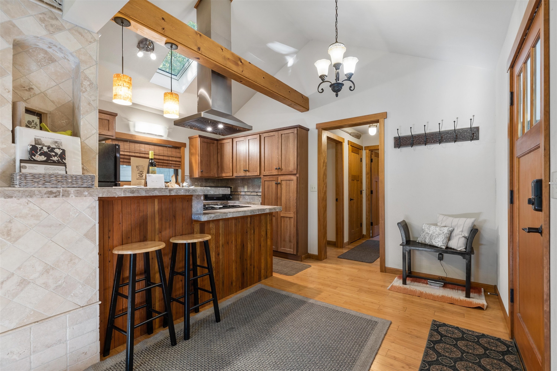 Breakfast bar for two, fully equipped kitchen. 