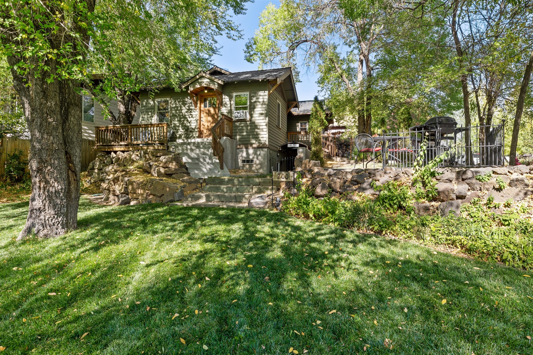 Restored Bungalow in Historic District Downtown, Walk Everywhere, Sleeps 6, Pet Friendly (Small dog only)!