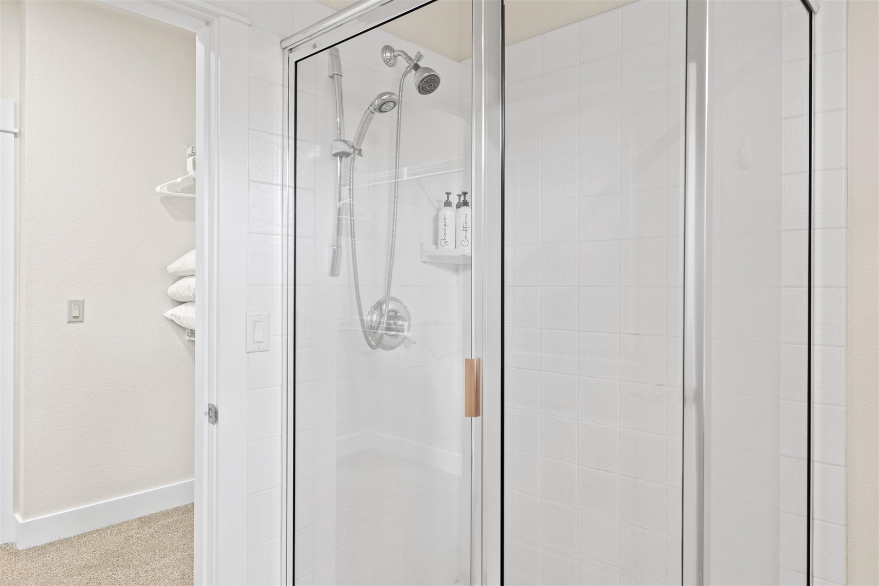 Maine suite bathroom with dual sinks and shower.