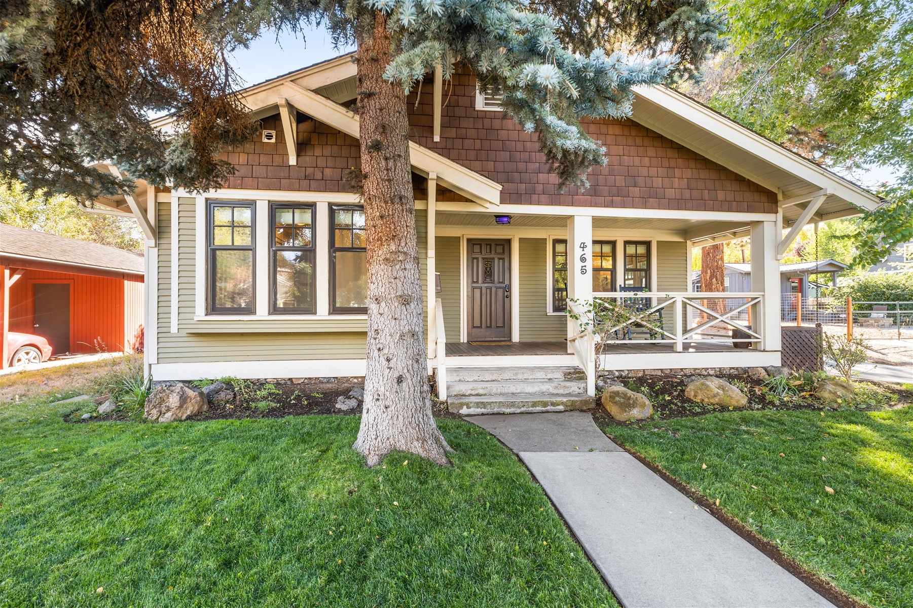 This home includes a whole house humidifier, air conditioning, and heat. 