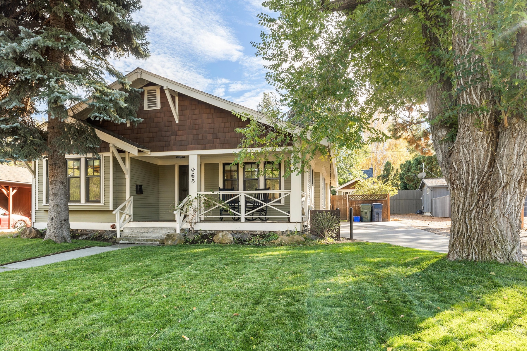 This home includes a whole house humidifier, air conditioning, and heat. 