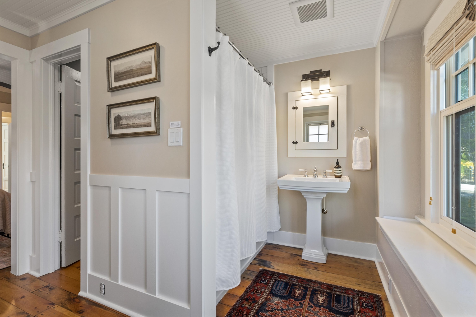 Queen main suite private bathroom.