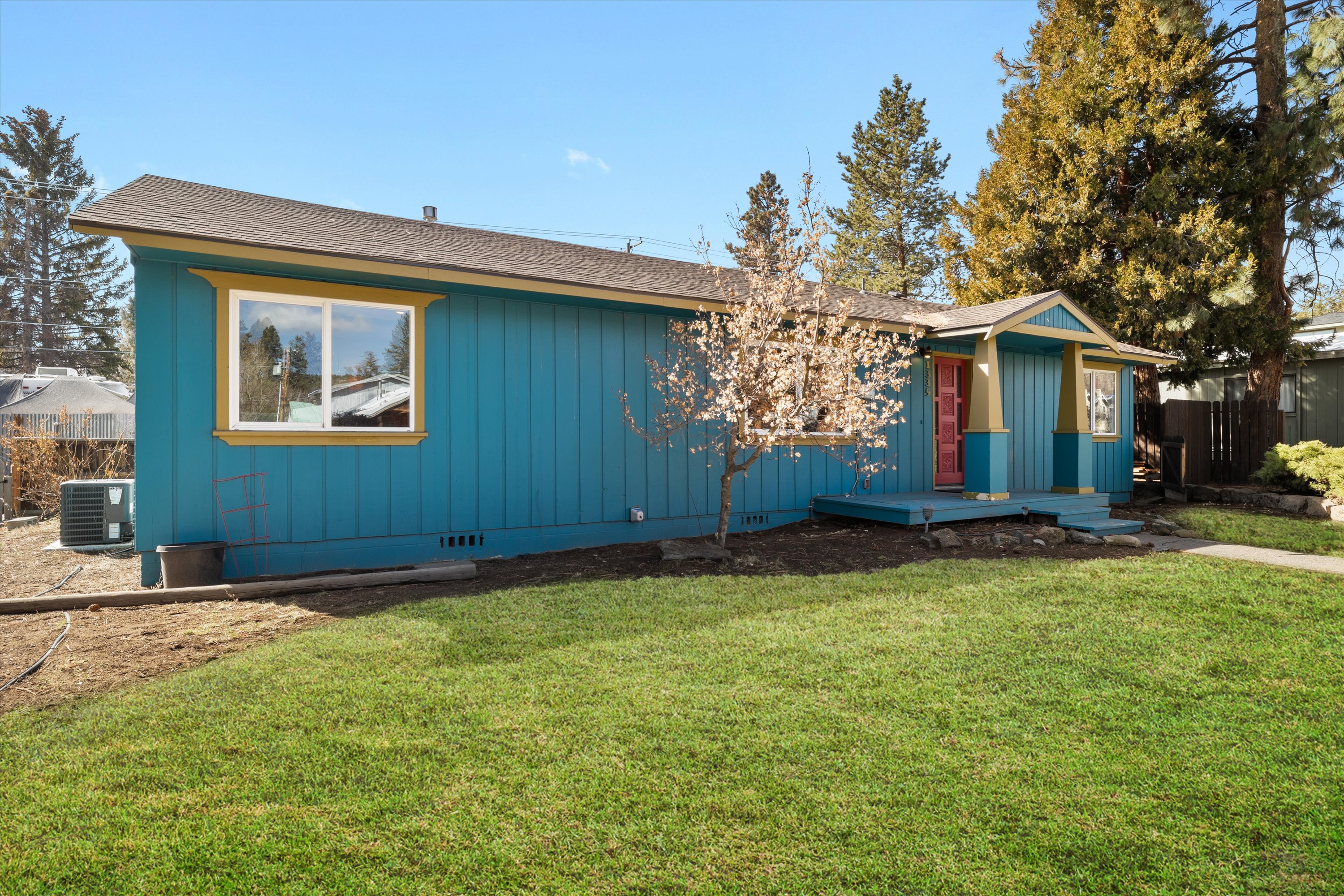 NW Hartford - Walk Everywhere, Pet Friendly, Hot Tub, Fenced Yard, Air Conditioning