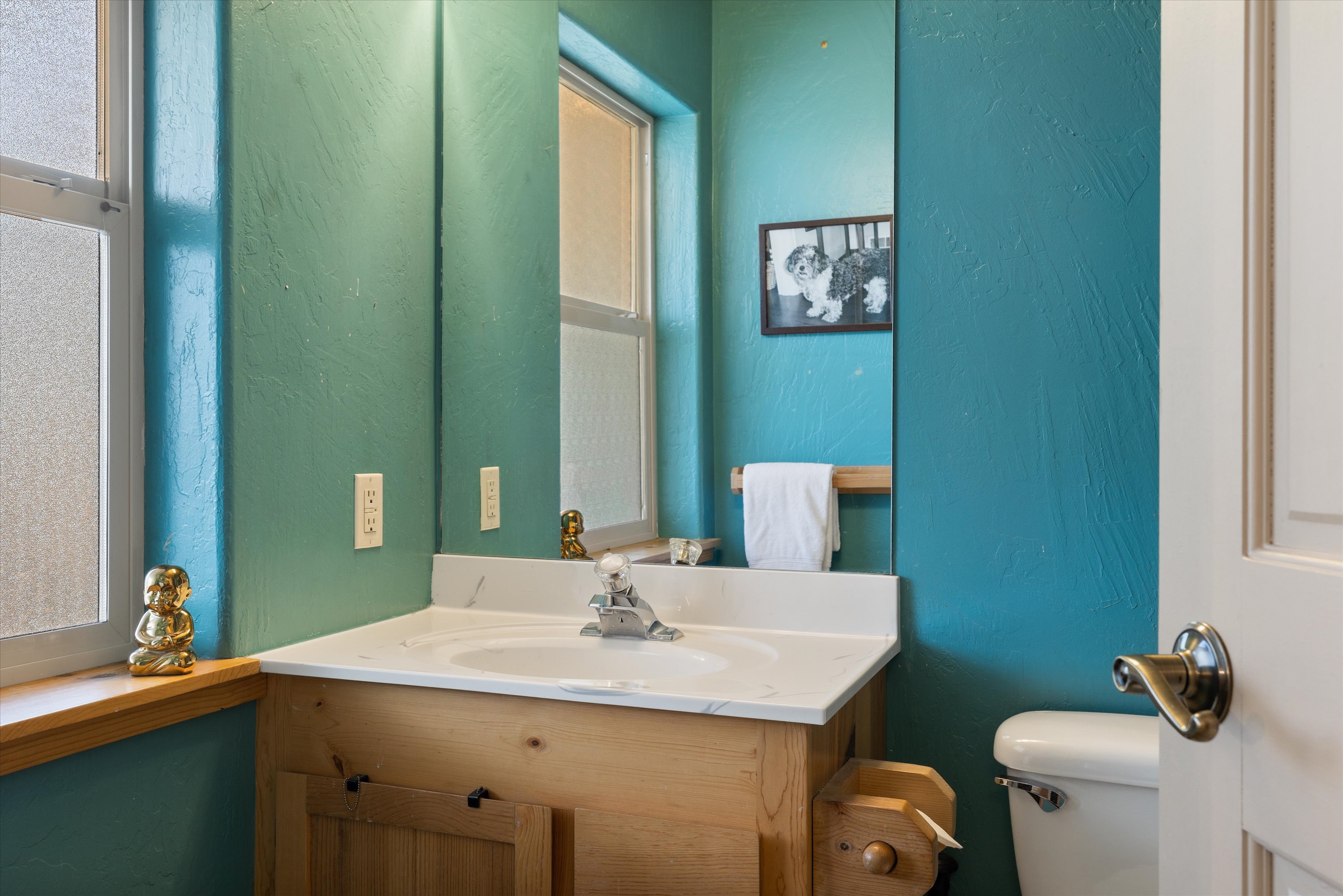 Full bathroom inside the Queen studio.