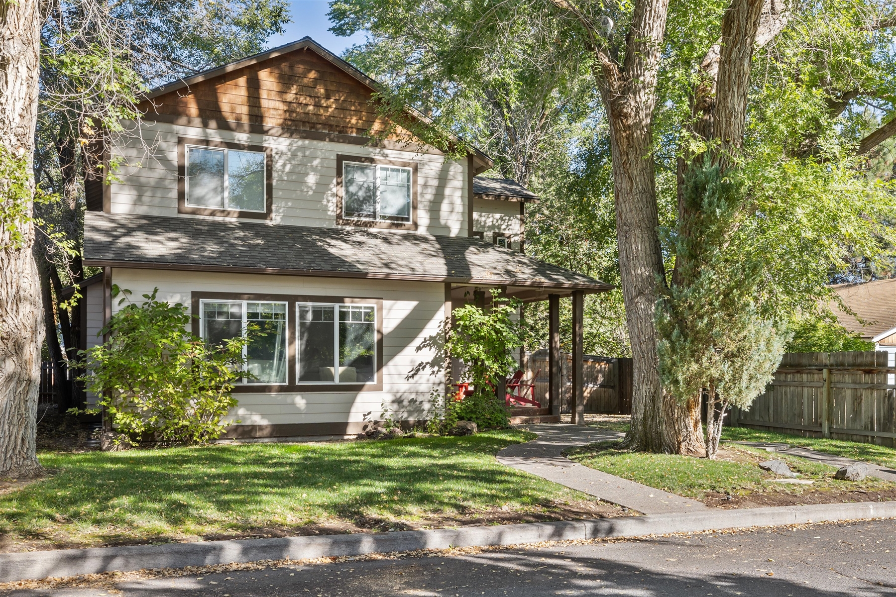 NW Lexington West Side Bend, OR Vacation Rental, Sleeps 10, Pet Friendly, Private Hot Tub