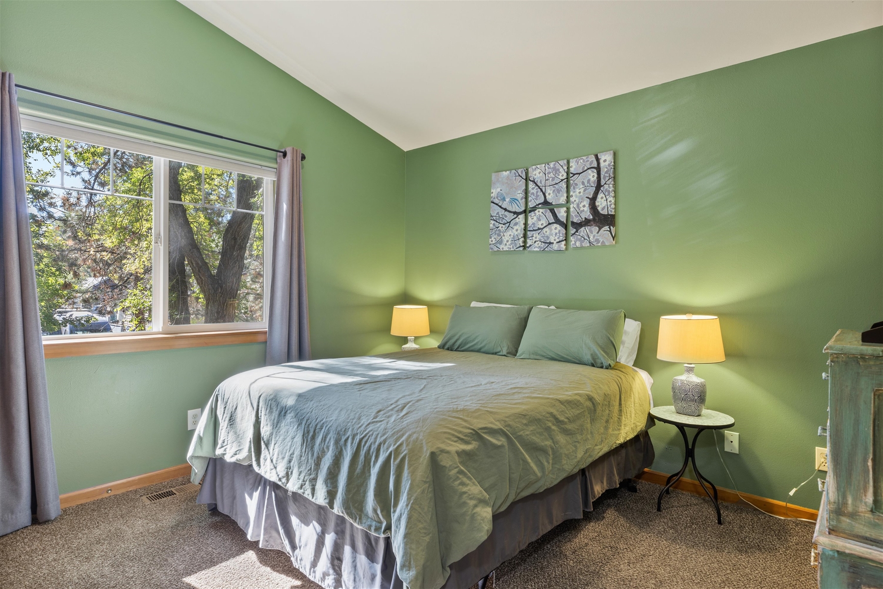 Bright and clean queen bedroom, perfect for a comfortable stay – Upper level. 