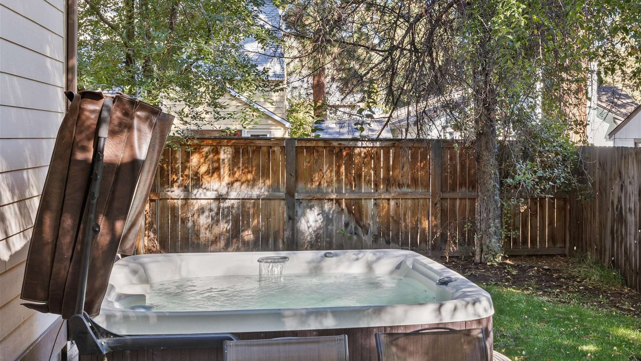 Private hot tub in fenced-in backyard – pet friendly. 