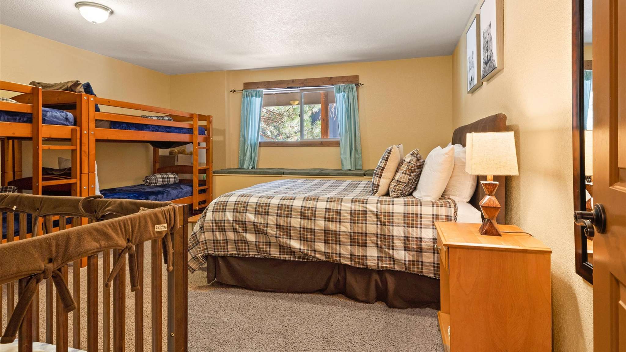 Queen bed and two sets of twin bunks