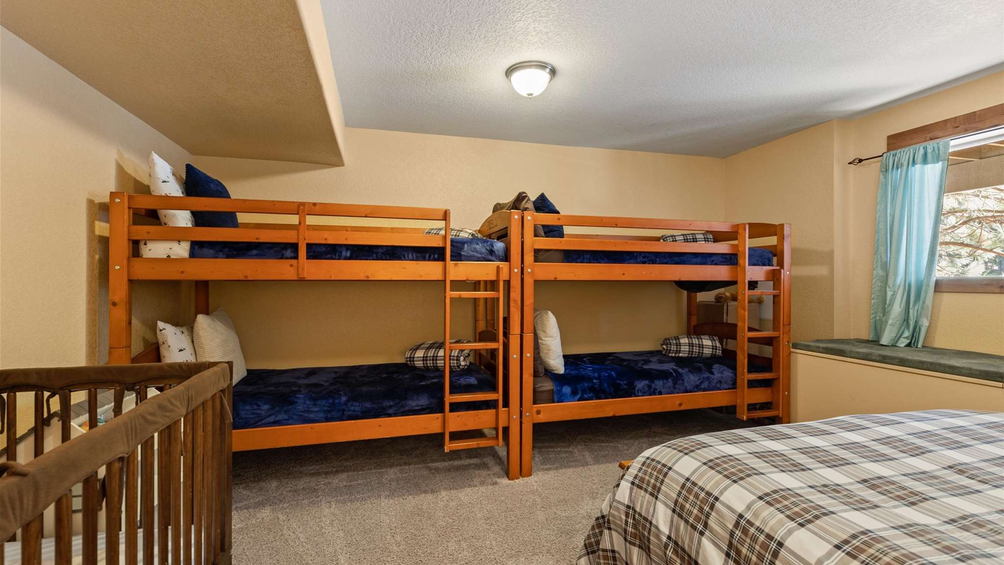 Queen bed and two sets of twin bunks