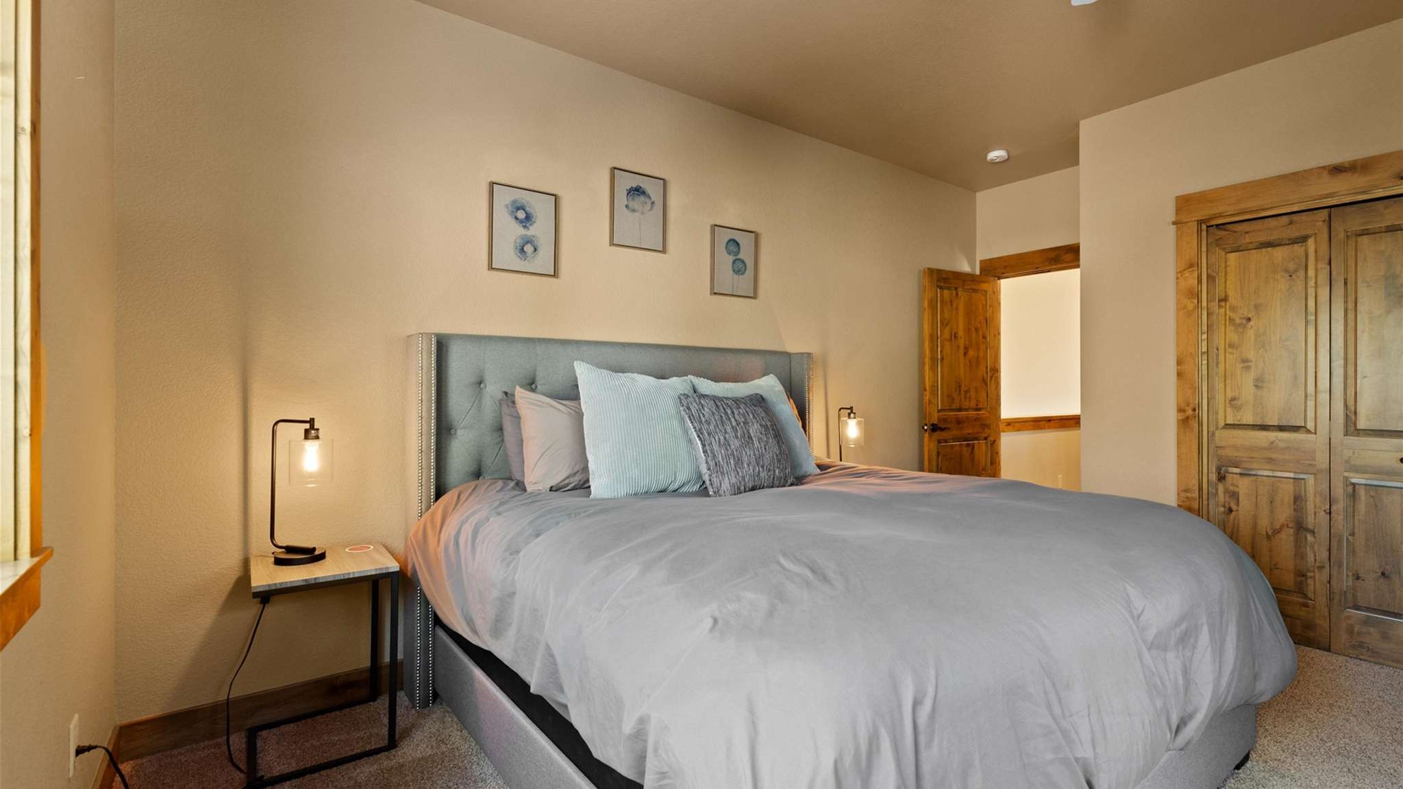 King guest bedroom 2 with Jack-and-Jill Bathroom. 