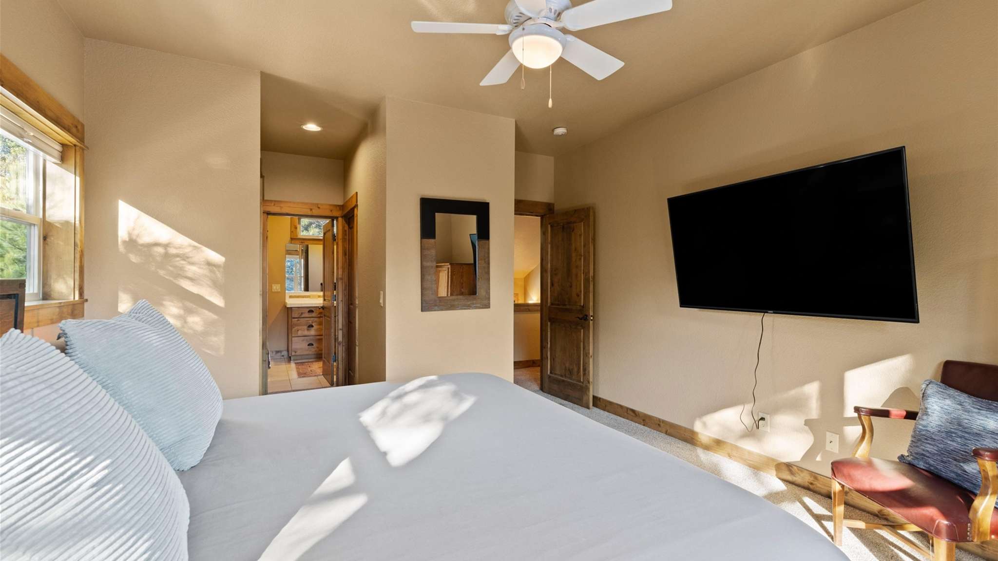 King guest bedroom 1 with Jack-and-Jill Bathroom. 