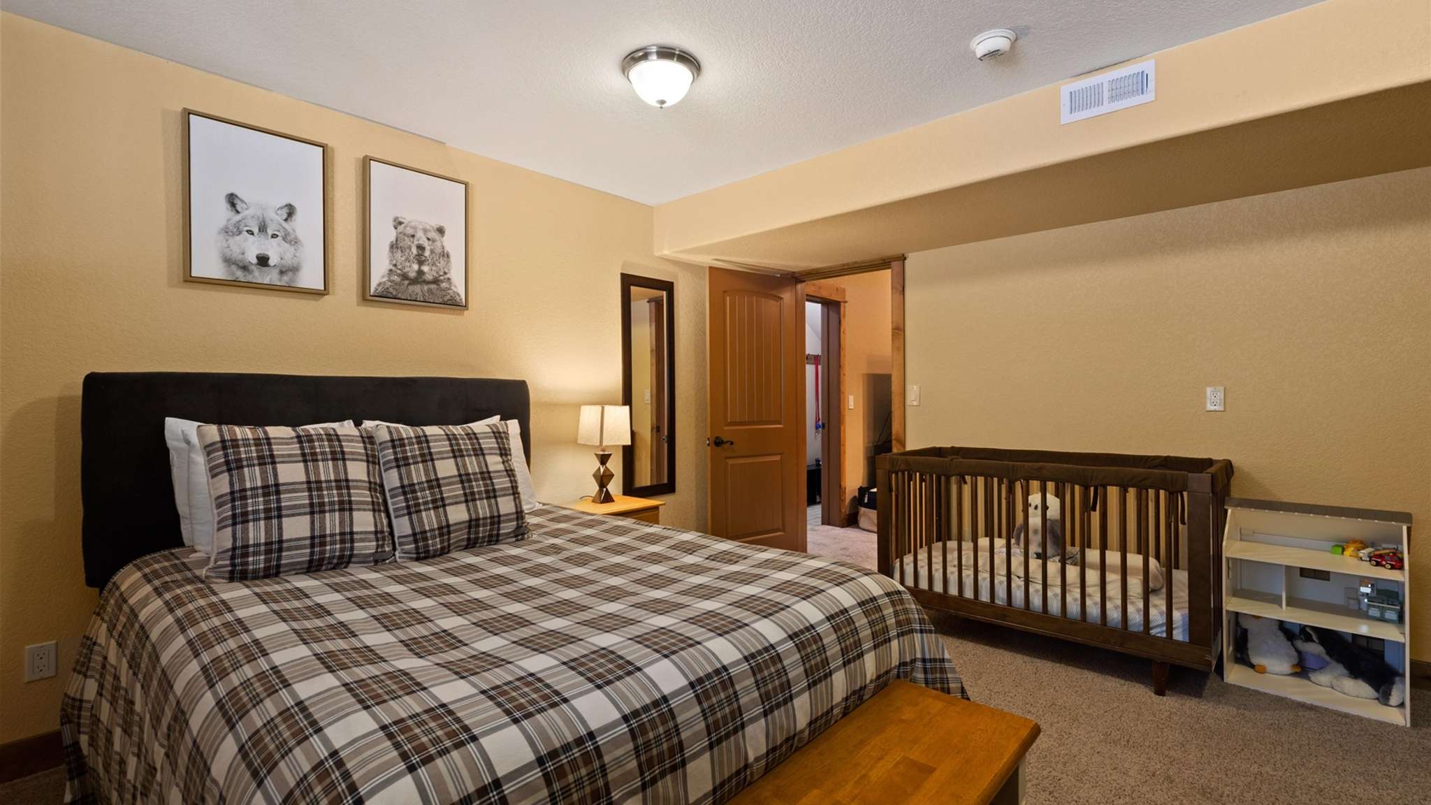 Queen bed and two sets of twin bunks