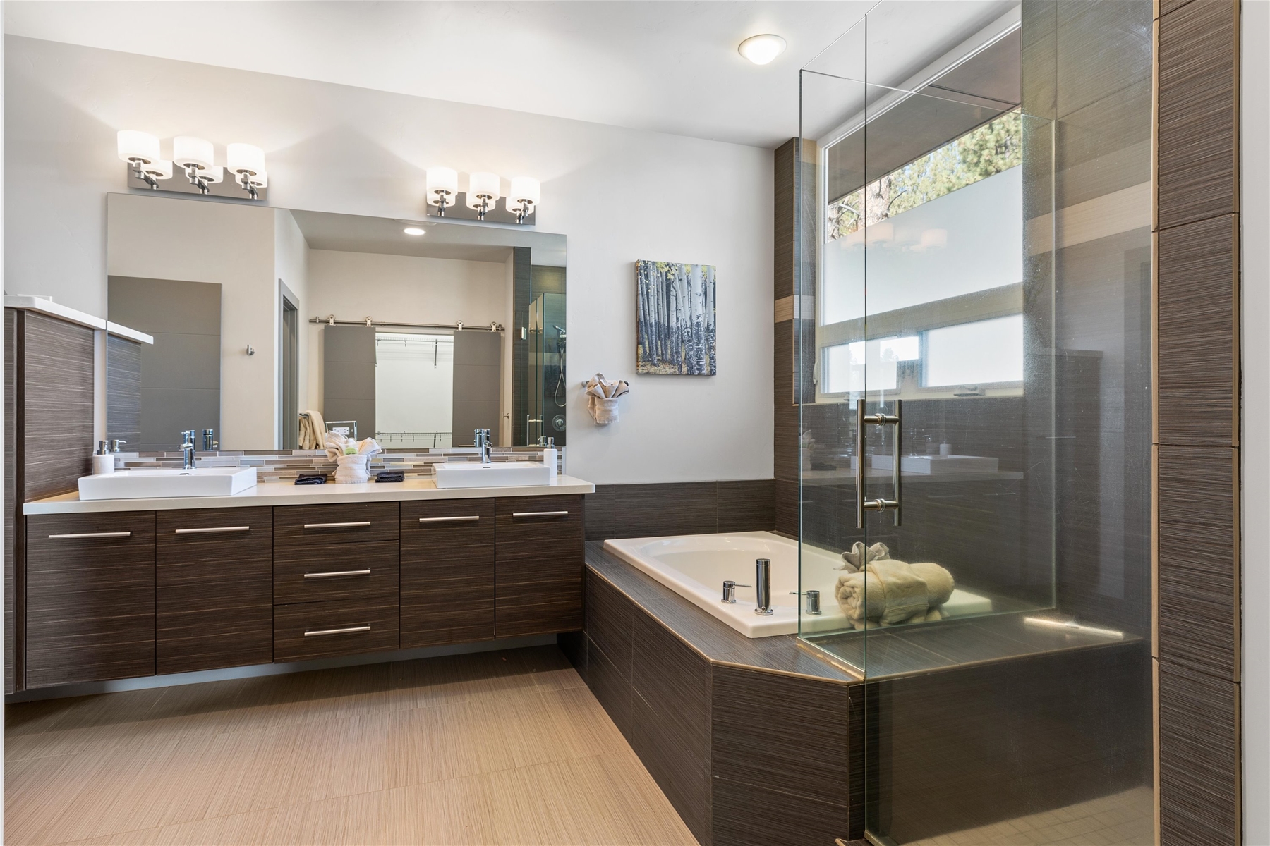 King primary suite with ensuite bathroom