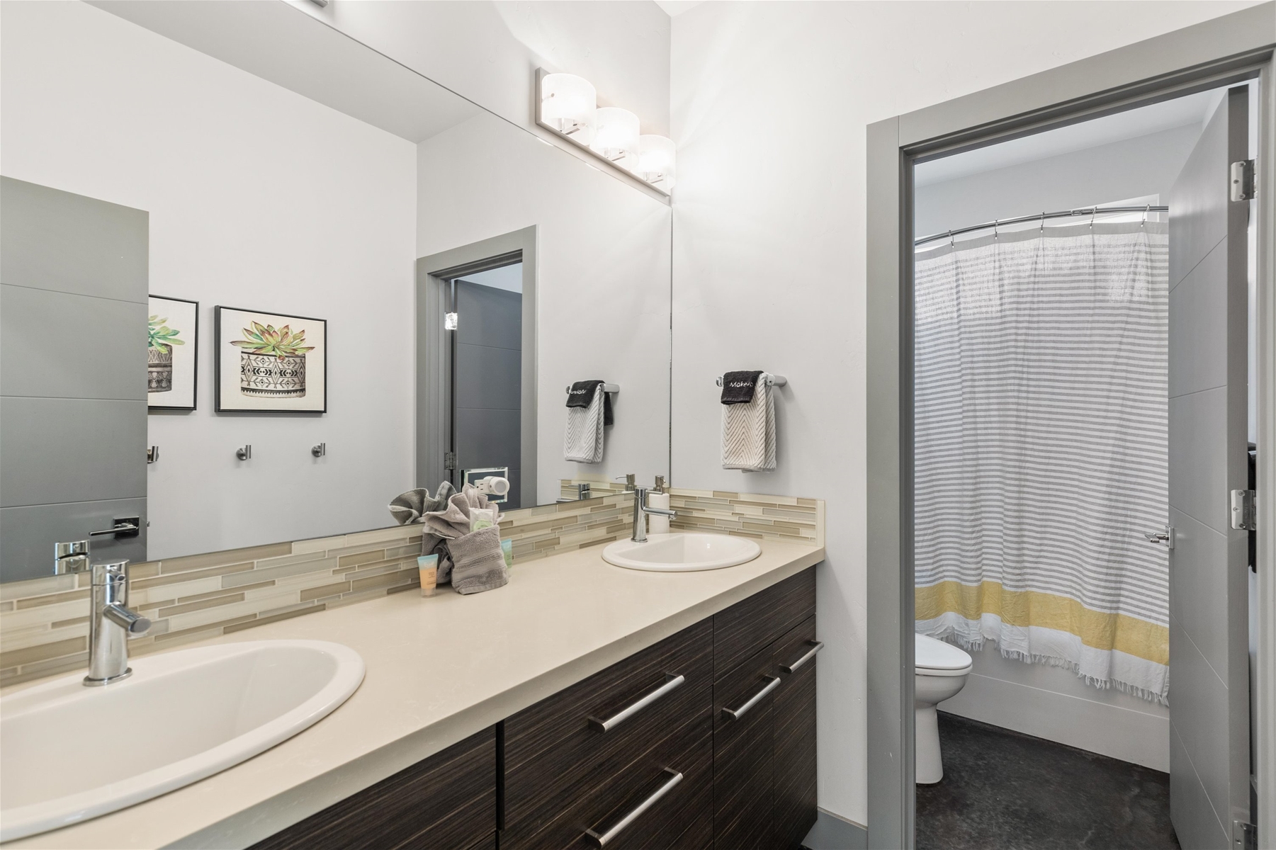 Guest full bathroom with convenient tub/shower combo and modern finishes. Located on the lower level of home. 