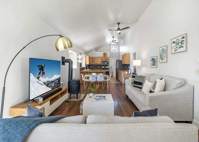 New! Charming Bend Cottage | 5 Min Walk to Downtown