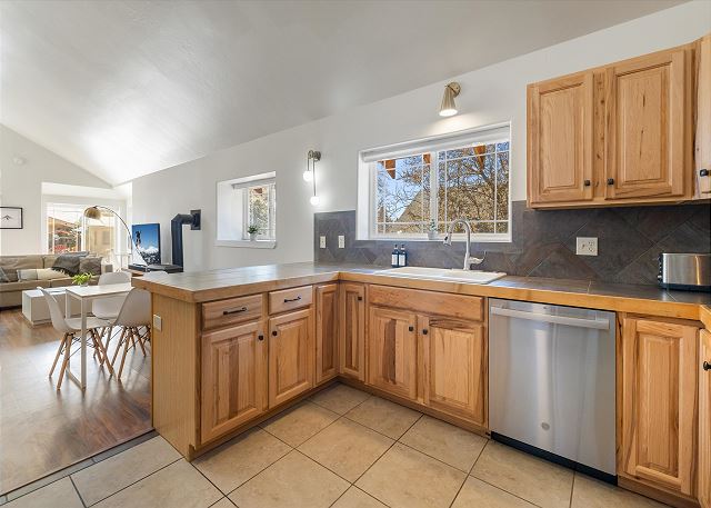 New! Charming Bend Cottage | 5 Min Walk to Downtown 10