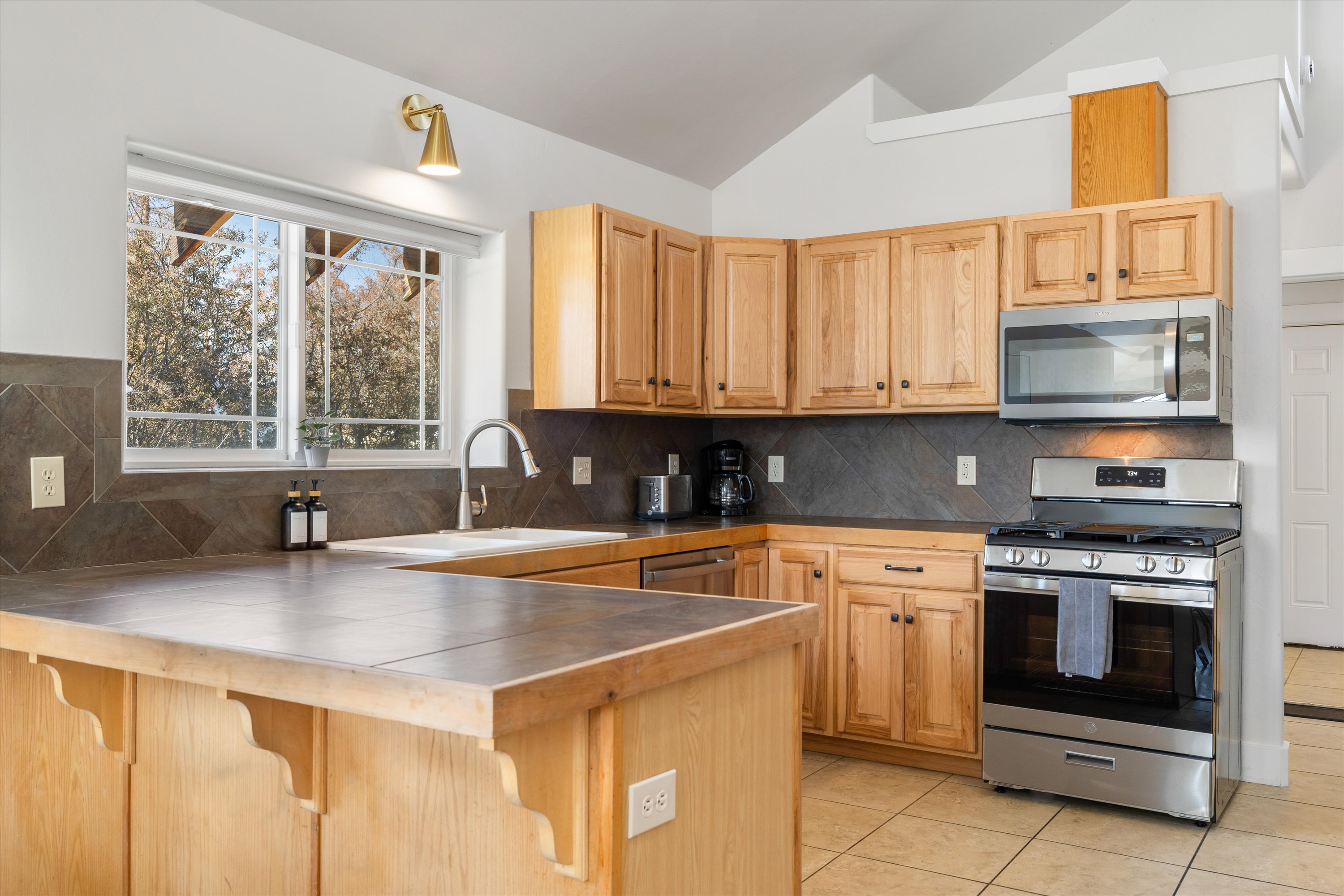 New! Charming Bend Cottage | 5 Min Walk to Downtown | Photo 11