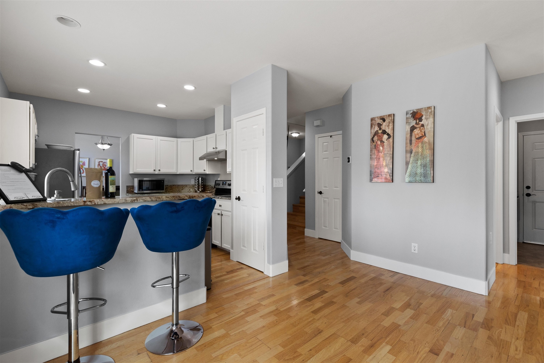 Breakfast bar with seating for 2. 