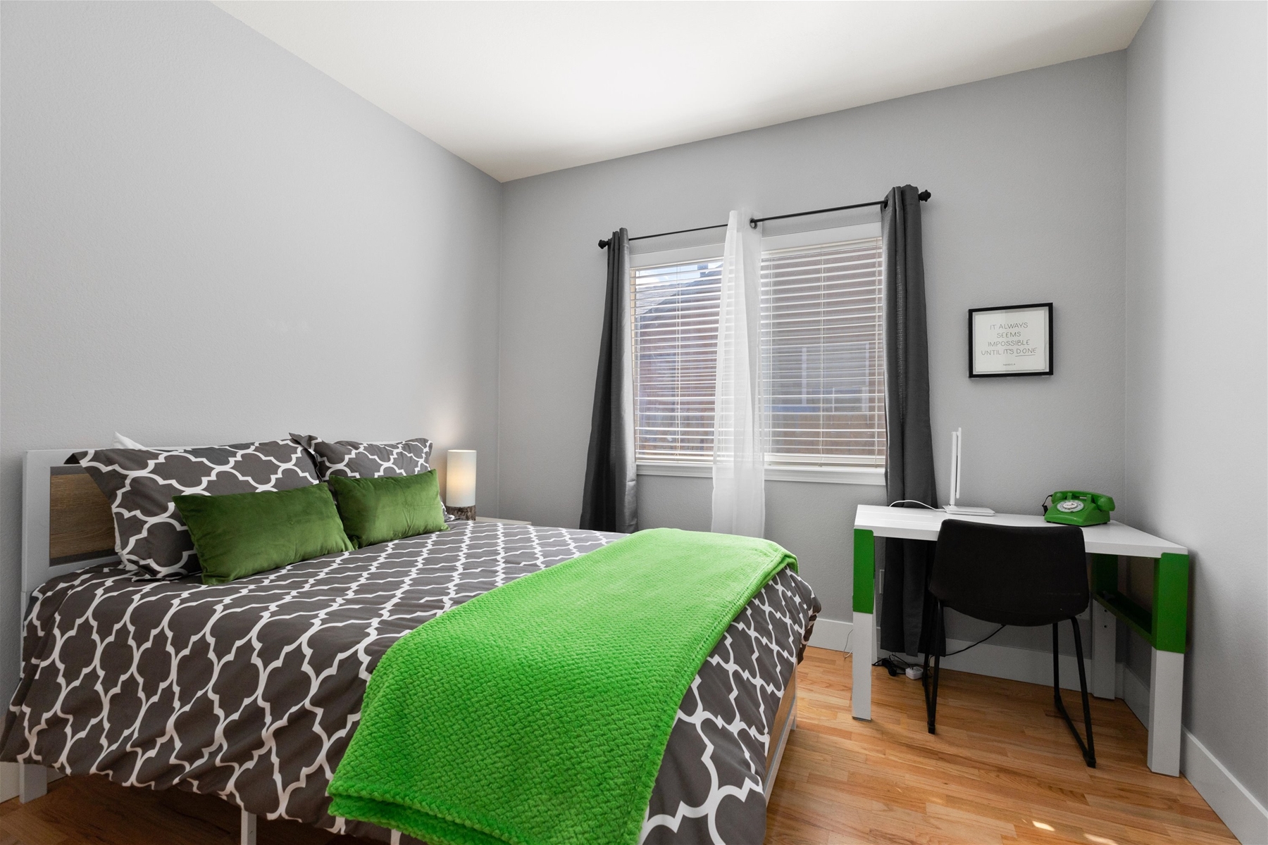 Full guest room with desk (main level).