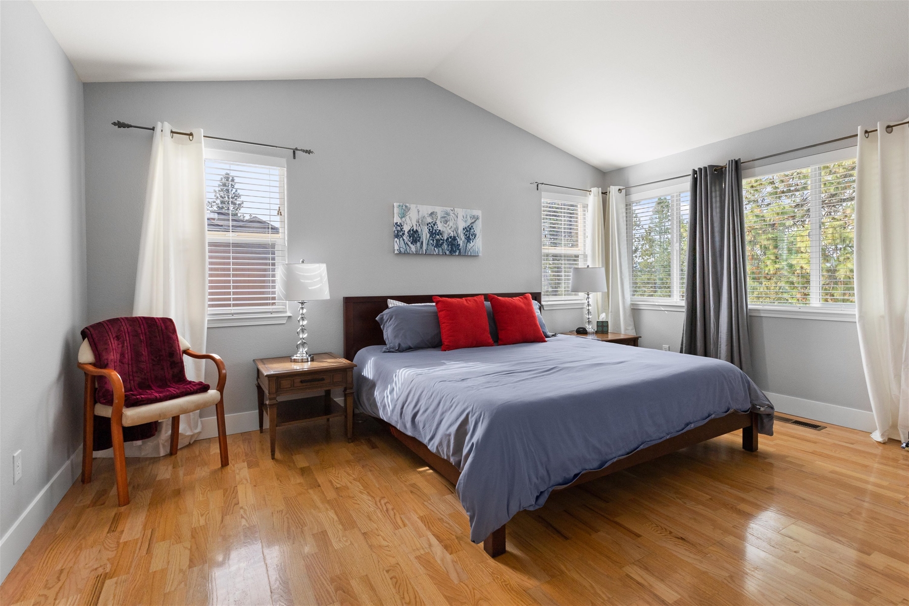 Spacious King suite – hardwood floors, flatscreen smart TV (Upper level)