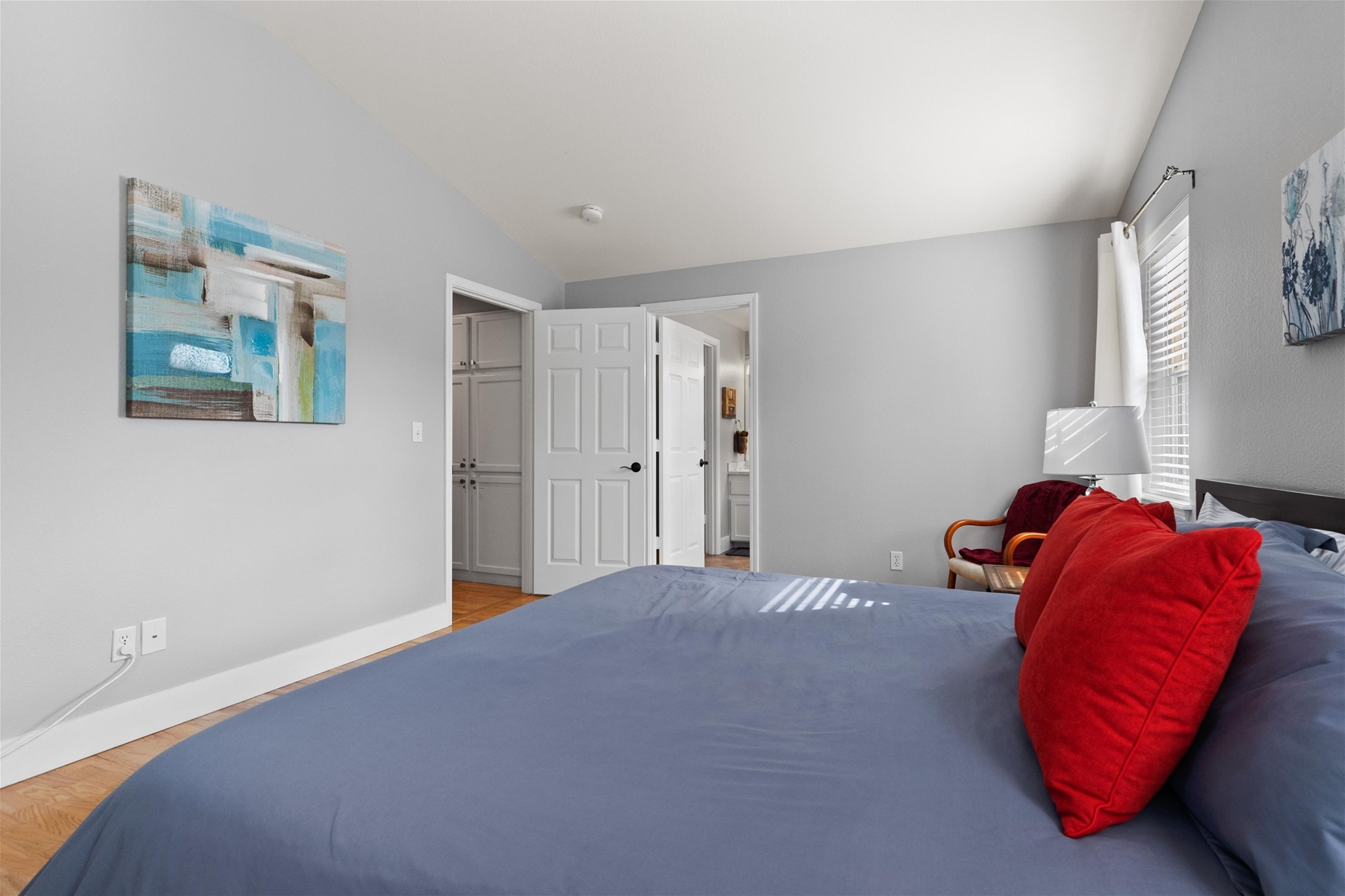 Spacious King suite – hardwood floors, flatscreen smart TV (Upper level)