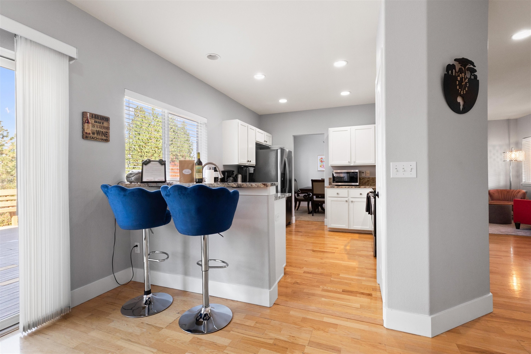 Breakfast bar with seating for 2. 