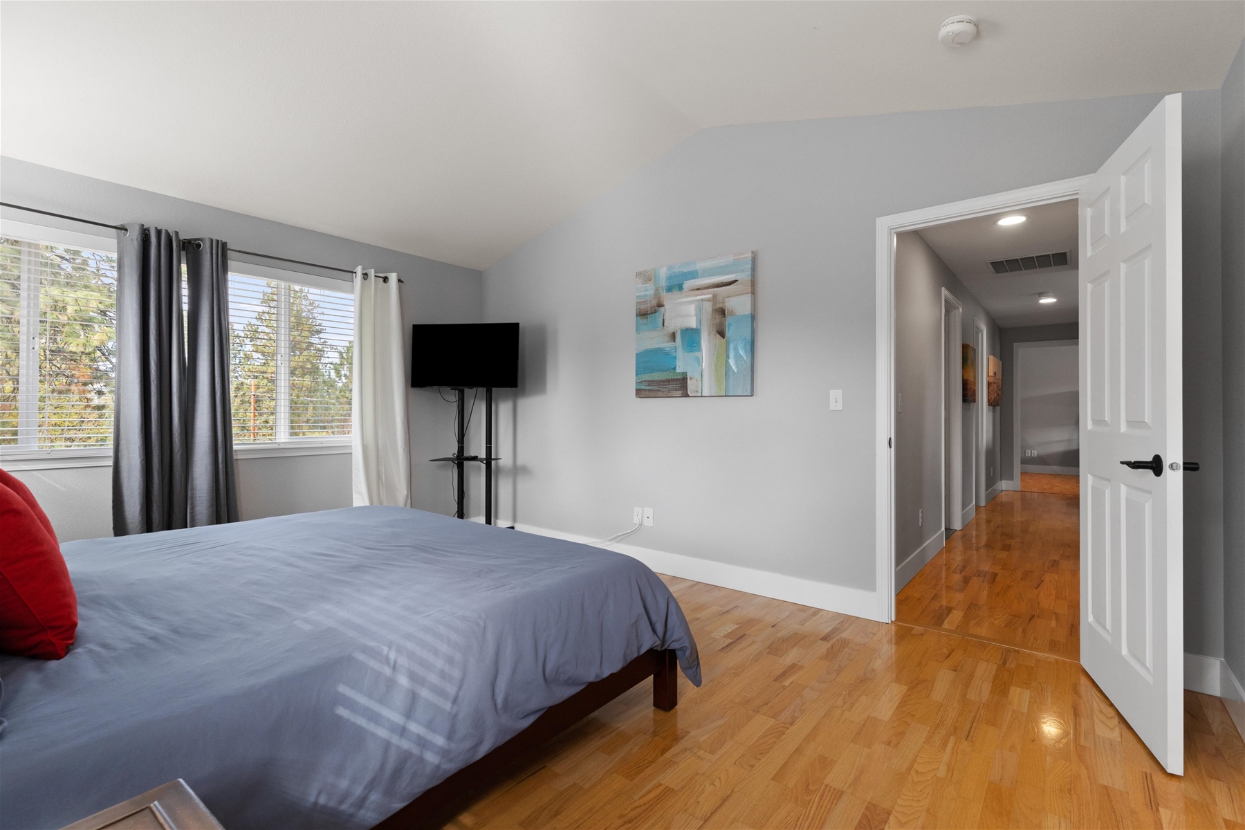 Spacious King suite – hardwood floors, flatscreen smart TV (Upper level)
