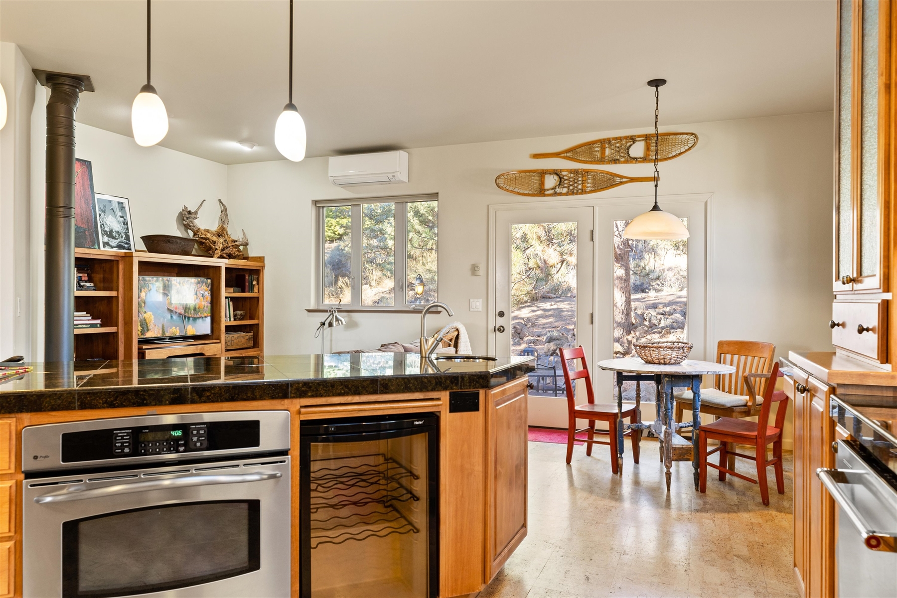 Fully equipped gourmet kitchen, granite counter tops. 