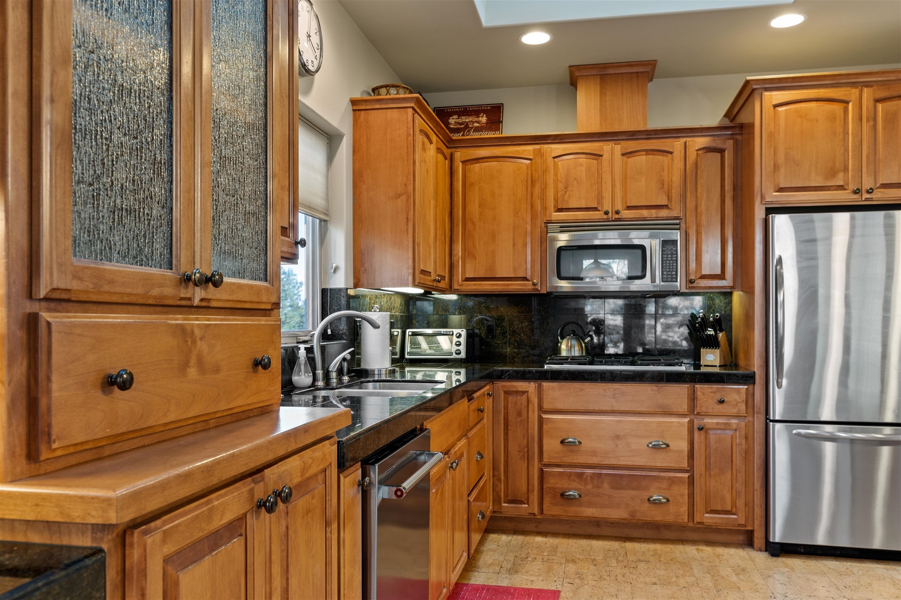 Fully equipped gourmet kitchen, granite counter tops. 