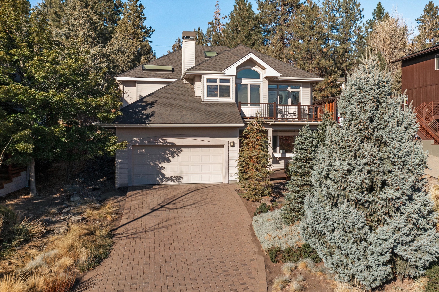 The garage and driveway offers plenty of parking space. 