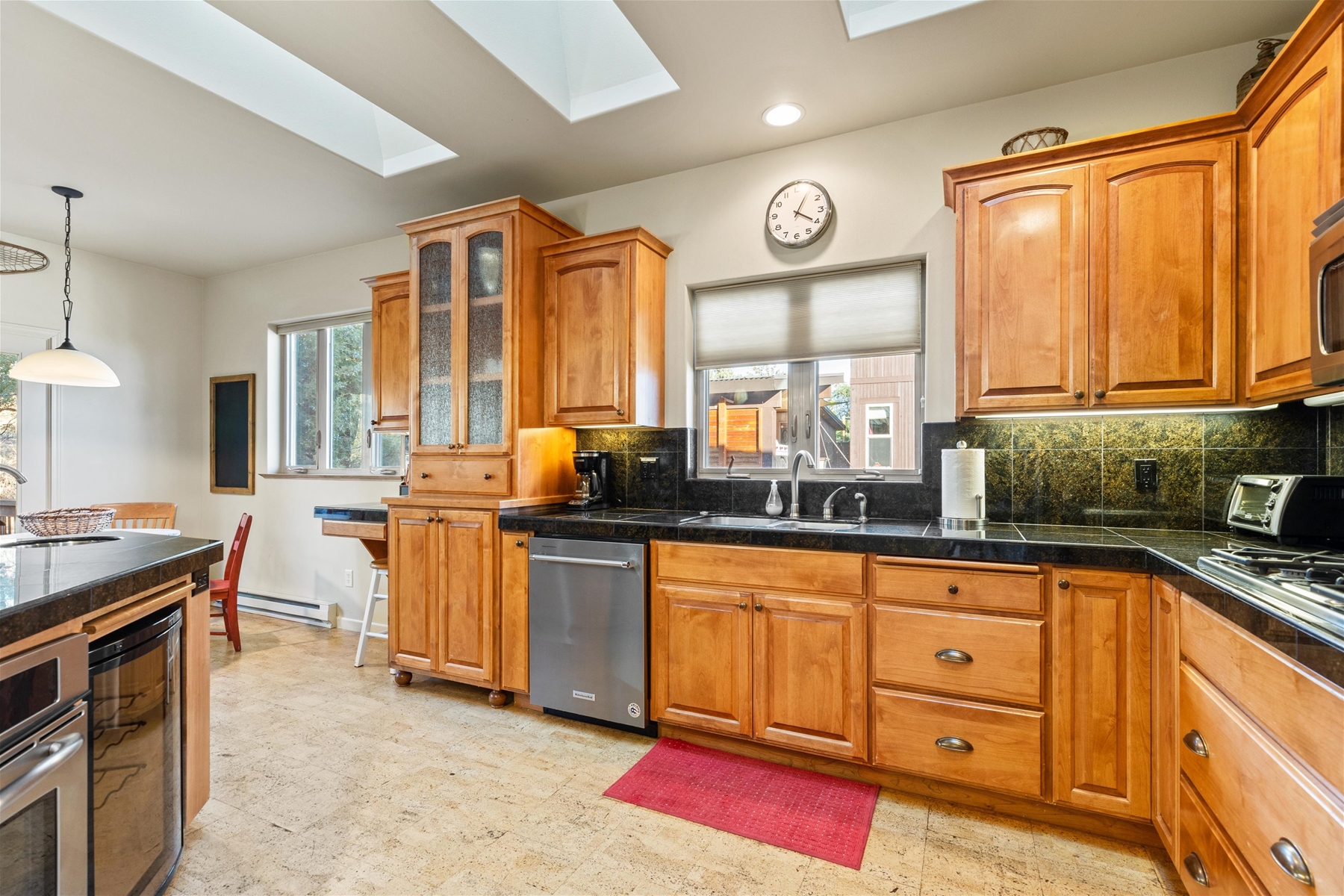 Fully equipped gourmet kitchen, granite counter tops. 