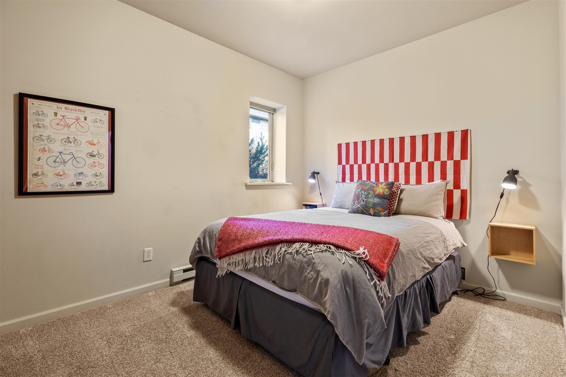 Queen guest room (lower level).
