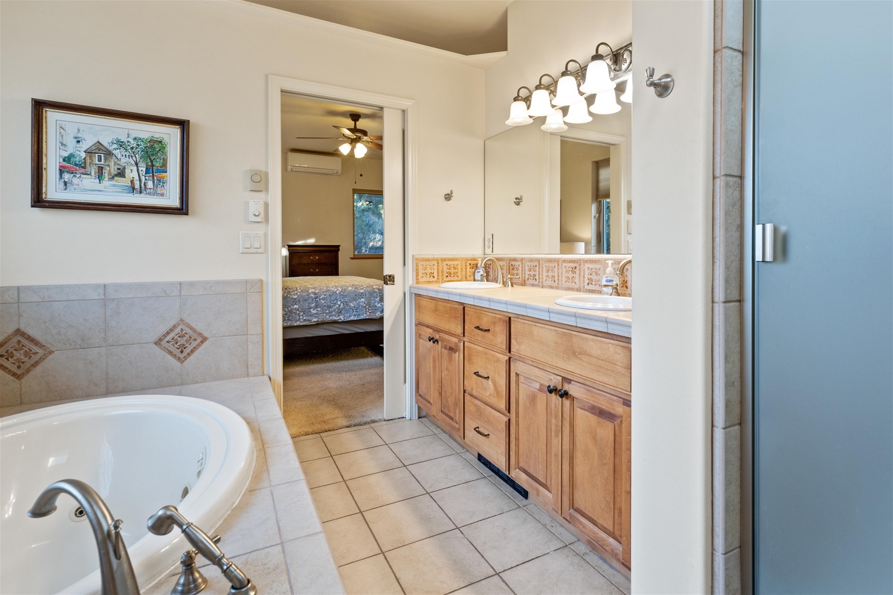 King main suite private bathroom.