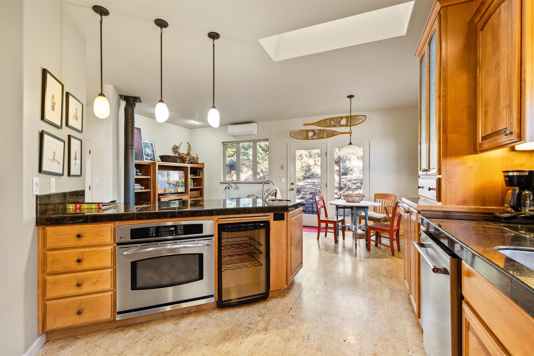 Fully equipped gourmet kitchen, granite counter tops. 