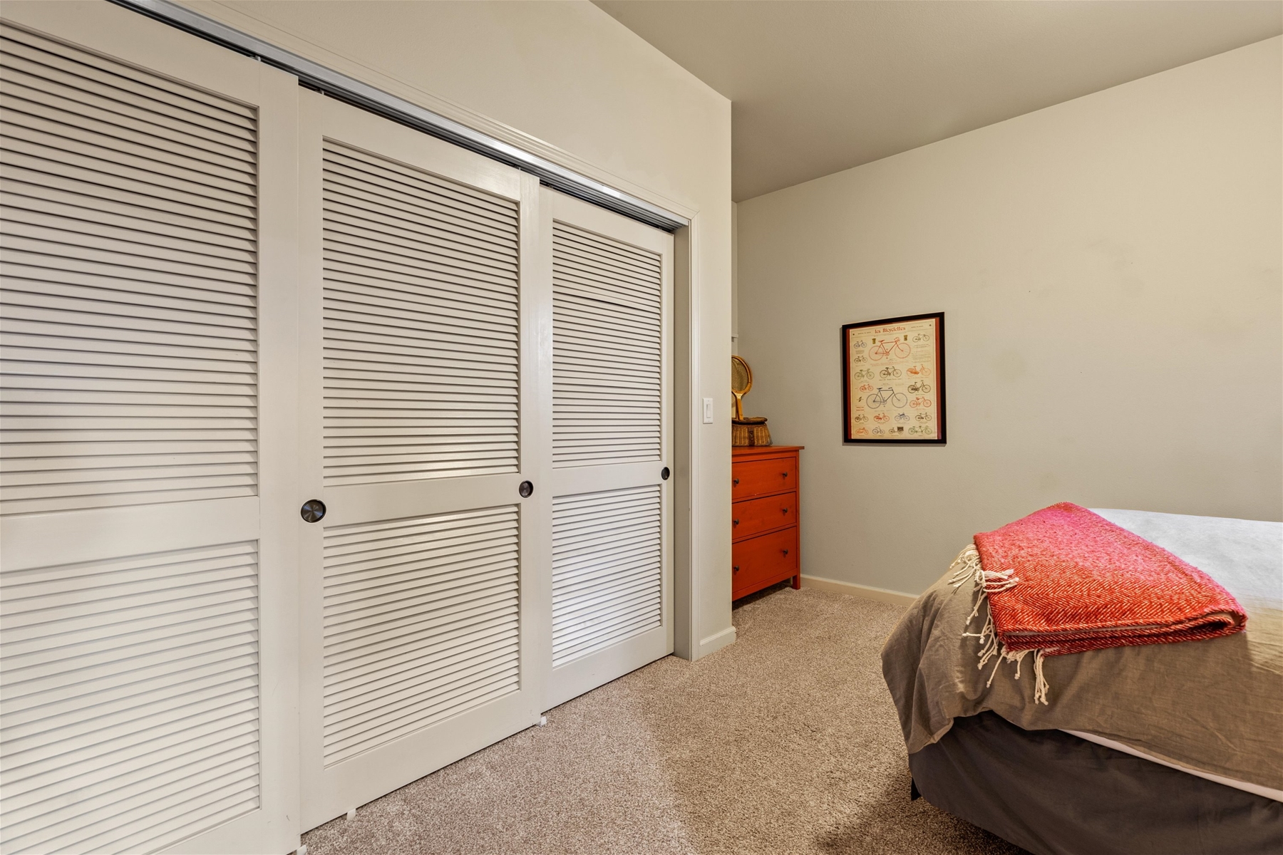 Queen guest room (lower level).