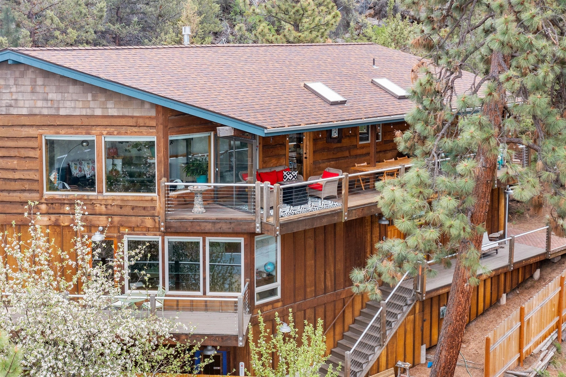 NW Elmwood, Gorgeous Views, Short stroll to Deschutes River, Sleeps 6, pet friendly for small dog