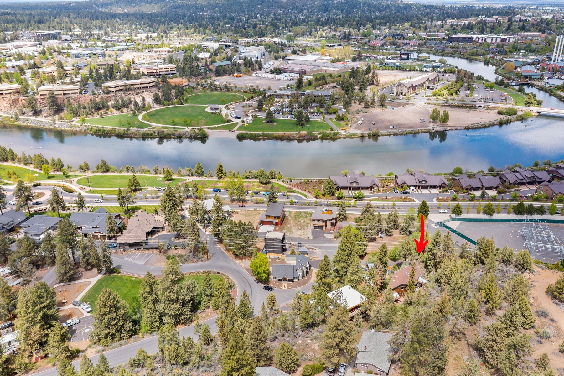 NW Elmwood, Gorgeous Views, Short stroll to Deschutes River, Sleeps 6, pet friendly for small dog